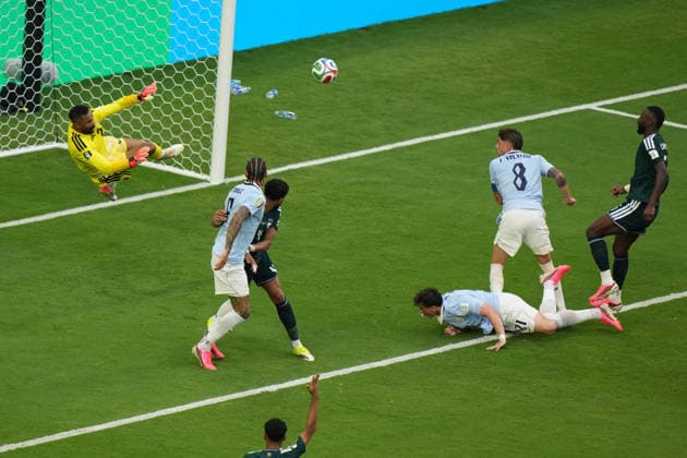 Federico Vinas (down) of Uruguay in action during the FIFA World Cup, WM, Weltmeisterschaft, Fussball 2026 group stage H soccer match between Saudi Arabia and Uruguay at Hard Rock Stadium in Miami, USA, 15 June 2026. FIFA World Cup 2026 - Group H - Saudi Arabia vs Uruguay !ACHTUNG: NUR REDAKTIONELLE NUTZUNG!  Copyright: xALBERTOxBOALx GR2062 20260616-55020606921_1