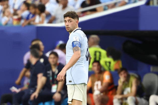 MIAMI GARDENS, FL - JUNE 15: Uruguay midfielder Federico Valverde (8) checks the defense before a throw in in the second half during the FIFA World Cup, WM, Weltmeisterschaft, Fussball 2026 Group H match between Saudi Arabia and Uruguay on Monday, June 16, 2026 at Miami Stadium in Miami Gardens, FL (Photo by Peter Joneleit Icon Sportswire) SOCCER: JUN 15 FIFA World Cup 26 Group H - Saudi Arabia vs Uruguay EDITORIAL USE ONLY Icon260615033