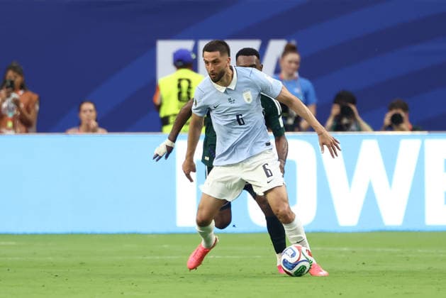 MIAMI GARDENS, FL - JUNE 15: Uruguay midfielder Rodrigo Bentancur (6) holds off a defender in the second half during the FIFA World Cup, WM, Weltmeisterschaft, Fussball 2026 Group H match between Saudi Arabia and Uruguay on Monday, June 16, 2026 at Miami Stadium in Miami Gardens, FL (Photo by Peter Joneleit Icon Sportswire) SOCCER: JUN 15 FIFA World Cup 26 Group H - Saudi Arabia vs Uruguay EDITORIAL USE ONLY Icon260615058