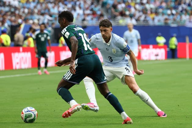 MIAMI GARDENS, FL - JUNE 15: Uruguay midfielder Federico Valverde (8) defends the ball as Saudi Arabia forward Abdullah al-Hamddan (19) controls it in the first half during the FIFA World Cup, WM, Weltmeisterschaft, Fussball 2026 Group H match between Saudi Arabia and Uruguay on Monday, June 16, 2026 at Miami Stadium in Miami Gardens, FL (Photo by Peter Joneleit Icon Sportswire) SOCCER: JUN 15 FIFA World Cup 26 Group H - Saudi Arabia vs Uruguay EDITORIAL USE ONLY Icon260615063