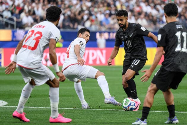 260615 Shoja Khalilzadeh of Iran and Sarpreet Singh of New Zealand during the FIFA World Cup, WM, Weltmeisterschaft, Fussball 2026 football match between Iran and New Zealand on June 15, 2026 in Los Angeles. Photo: Joel Marklund BILDBYRAN kod JM JM0824 bbeng fotboll football soccer fotball vm fotbolls-vm fotball-vm fotbolls-vm 2026 fifa world cup 2026 iran nya zeeland new zealand