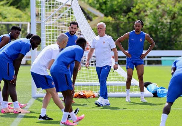 French Soccer Team at Practice Session - New Jersey French coach Didier Deschamps with players participe during a training session for the 2026 World Cup ahead of France-Senegal in New Jersey on June 15, 2026. Photo by Charles Guerin ABACAPRESS.COM Morristown NJ  Copyright: xGuerinxCharles ABACAx