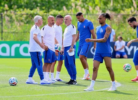 French Soccer Team at Practice Session - New Jersey French coach Didier Deschamps with players participe during a training session for the 2026 World Cup ahead of France-Senegal in New Jersey on June 15, 2026. Photo by Charles Guerin ABACAPRESS.COM Morristown NJ  Copyright: xGuerinxCharles ABACAx