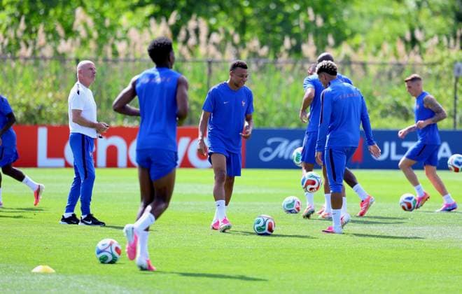 French Soccer Team at Practice Session - New Jersey French soccer players participe during a training session for the 2026 World Cup ahead of France-Senegal in New Jersey on June 15, 2026. Photo by Charles Guerin ABACAPRESS.COM Morristown NJ  Copyright: xGuerinxCharles ABACAx