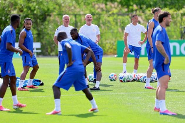 French Soccer Team at Practice Session - New Jersey French coach Didier Deschamps with players participe during a training session for the 2026 World Cup ahead of France-Senegal in New Jersey on June 15, 2026. Photo by Charles Guerin ABACAPRESS.COM Morristown NJ  Copyright: xGuerinxCharles ABACAx