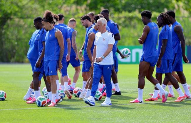 French Soccer Team at Practice Session - New Jersey French coach Didier Deschamps with players participe during a training session for the 2026 World Cup ahead of France-Senegal in New Jersey on June 15, 2026. Photo by Charles Guerin ABACAPRESS.COM Morristown NJ  Copyright: xGuerinxCharles ABACAx