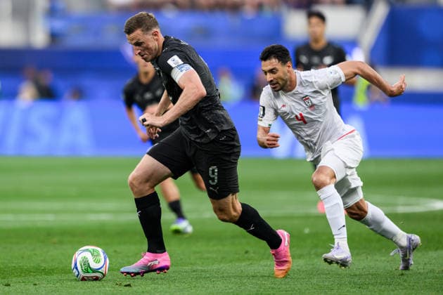 260615 Chris Wood of New Zealand and Shoja Khalilzadeh of Iran during the FIFA World Cup, WM, Weltmeisterschaft, Fussball 2026 football match between Iran and New Zealand on June 15, 2026 in Los Angeles. Photo: Joel Marklund BILDBYRAN kod JM JM0824 bbeng fotboll football soccer fotball vm fotbolls-vm fotball-vm fotbolls-vm 2026 fifa world cup 2026 iran nya zeeland new zealand