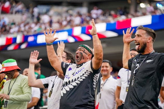 USA: Fußball FIFA World Cup, WM, Weltmeisterschaft, Fussball 2026 Gruppenphase Gruppe G Iran vs Neuseeland SoFi Stadium (Inglewood, Los Angeles County, Kalifornien): Neuseeländische Fans verfolgen das WM-Spiel von den Tribünen aus und sorgen mit Gesichtsbemalung, traditionellem Maori-inspiriertem Körperschmuck und humorvollen Gesten für Stimmung. Das Motiv steht für Fankultur, Leidenschaft und die Unterstützung der All Whites bei der FIFA-Weltmeisterschaft 2026. Mimik, Gesichtsausdruck, Emotion *** USA Soccer FIFA World Cup 2026 Group Stage Group G Iran vs. New Zealand SoFi Stadium, Inglewood, Los Angeles County, California New Zealand fans watch the World Cup match from the stands, creating a lively atmosphere with face paint, traditional Maori-inspired body art, and humorous gestures The image symbolizes fan culture, passion, and support for the All Whites at the 2026 FIFA World Cup Facial expressions, emotions,detected_source_language Copyright: xJOERANxSTEINSIEKx
