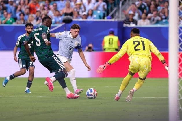 FIFA World Cup, WM, Weltmeisterschaft, Fussball 2026 - Group H - Saudi Arabia vs Uruguay Uruguay midfielder Federico Valverde (C) in action against Saudi Arabia goalkeeper Mohammed Al Owais (R) and Saudi Arabia defender Hassan Altambakti during the FIFA World Cup 2026 group stage match Saudi Arabia against Uruguay, in Miami, Florida, USA, 15 June 2026. MIAMI United States  Copyright: xCRISTOBALxHERRERA-ULASHKEVICHx