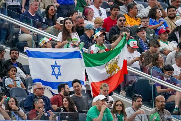USA: Fußball FIFA World Cup, WM, Weltmeisterschaft, Fussball 2026 Gruppenphase Gruppe G Iran vs Neuseeland SoFi Stadium (Inglewood, Los Angeles County, Kalifornien): Iranische Fans verfolgen das WM-Spiel von den Tribünen aus und zeigen die historische Löwen-und-Sonne-Flagge neben einer israelischen Flagge *** USA Soccer 2026 FIFA World Cup Group Stage Group G Iran vs. New Zealand SoFi Stadium Inglewood, Los Angeles County, California Iranian fans watch the World Cup match from the stands, displaying the historic Lion and Sun flag alongside an Israeli flag,detected_source_language Copyright: xJOERANxSTEINSIEKx