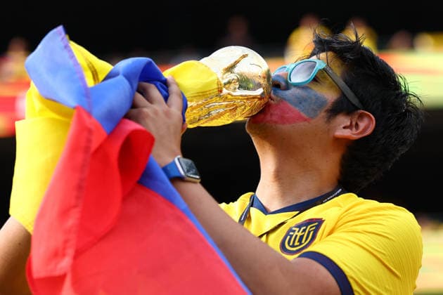 Philadelphia, USA, 14th June 2026. Ecuador fan with a replica of the World Cup trophy during the Ivory Coast vs Ecuador FIFA World Cup, WM, Weltmeisterschaft, Fussball match at Lincoln Financial Field, Philadelphia. Picture credit should read: Paul Terry Sportimage EDITORIAL USE ONLY. No use with unauthorised audio, video, data, fixture lists, club league logos or live services. Online in-match use limited to 120 images, no video emulation. No use in betting, games or single club league player publications. SPI_300_PT_Ivory_Coast_Ecuador SPI-4836-0300