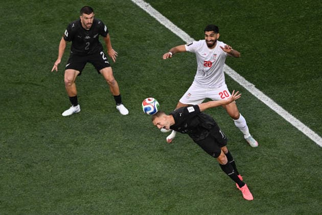 SOCCER IRAN NEW ZEALAND WORLD CUP, Finn Surman of New Zealand heads the ball during the Group G match between Iran and New Zealand as part of the FIFA 2026 World Cup at SoFi Stadium in Inglewood, California, USA, Thursday, June 11, 2026. ( NO ARCHIVING, EDITORIAL USE ONLY, AUSTRALIA USE ONLY INGLEWOOD CALIFORNIA UNITED STATES  Copyright: xAndrewxCornagax 20260616172364492225