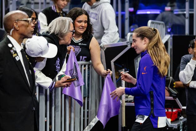 SAN FRANCISCO, CA - JUNE 15: Kate Martin 21 of the Los Angeles Sparks signs autographs before a WNBA, Basketball Damen, USA Commissioner™s Cup game against the Golden State Valkyries on June 15, 2026 at Chase Center in San Francisco, CA. (Photo by Matthew Huang Icon Sportswire) WNBA: JUN 15 Los Angeles Sparks at Golden State Valkyries EDITORIAL USE ONLY Icon260615001