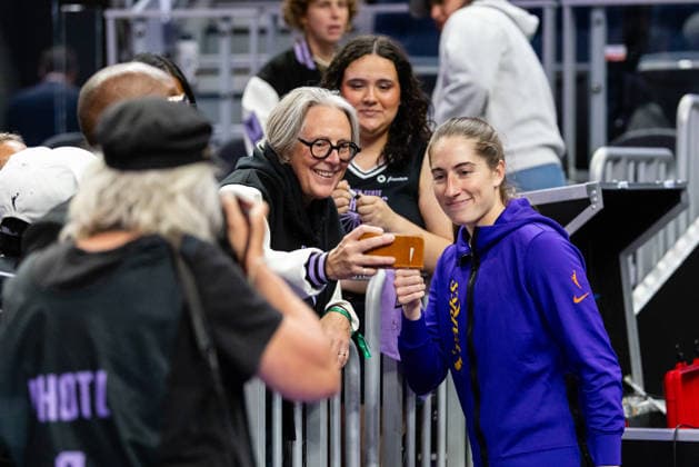 SAN FRANCISCO, CA - JUNE 15: Kate Martin 21 of the Los Angeles Sparks takes a selfie with a fan before a WNBA, Basketball Damen, USA Commissioner™s Cup game against the Golden State Valkyries on June 15, 2026 at Chase Center in San Francisco, CA. (Photo by Matthew Huang Icon Sportswire) WNBA: JUN 15 Los Angeles Sparks at Golden State Valkyries EDITORIAL USE ONLY Icon260615002