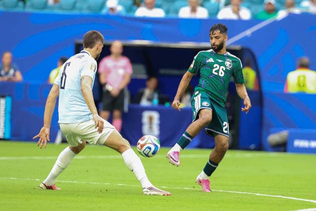 MIAMI GARDENS, FL - JUNE 15: Mohammed Abu al-Shamat 26 of Saudi Arabia and Rodrigo Bentancur 6 of Uruguay battle for the ball during a FIFA World Cup, WM, Weltmeisterschaft, Fussball 2026 Group H match between Saudi Arabia and Uruguay on June 15, 2026 at Miami Stadium, in Miami Gardens, Fla.(Photo by Chris Arjoon Icon Sportswire) SOCCER: JUN 15 FIFA World Cup 26 Group H - Saudi Arabia vs Uruguay EDITORIAL USE ONLY Icon26061500100006