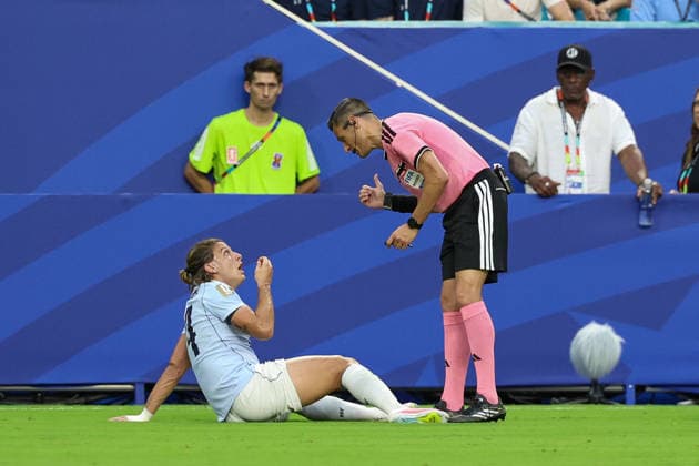 MIAMI GARDENS, FL - JUNE 15: Santiago Bueno 24 of Uruguay talks to the match referee during a FIFA World Cup, WM, Weltmeisterschaft, Fussball 2026 Group H match between Saudi Arabia and Uruguay on June 15, 2026 at Miami Stadium, in Miami Gardens, Fla.(Photo by Chris Arjoon Icon Sportswire) SOCCER: JUN 15 FIFA World Cup 26 Group H - Saudi Arabia vs Uruguay EDITORIAL USE ONLY Icon26061500100027