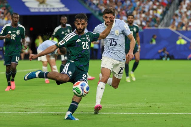 MIAMI GARDENS, FL - JUNE 15: Mohammed Abu al-Shamat 26 of Saudi Arabia and Juan Manuel Sanabria 25 of Uruguay battle for a ball during a FIFA World Cup, WM, Weltmeisterschaft, Fussball 2026 Group H match between Saudi Arabia and Uruguay on June 15, 2026 at Miami Stadium, in Miami Gardens, Fla.(Photo by Chris Arjoon Icon Sportswire) SOCCER: JUN 15 FIFA World Cup 26 Group H - Saudi Arabia vs Uruguay EDITORIAL USE ONLY Icon26061500100031