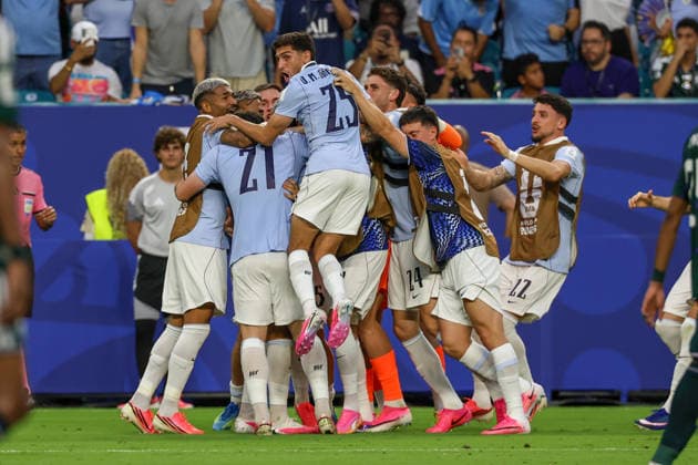 MIAMI GARDENS, FL - JUNE 15: Uruguay players celebrate a goal during a FIFA World Cup, WM, Weltmeisterschaft, Fussball 2026 Group H match between Saudi Arabia and Uruguay on June 15, 2026 at Miami Stadium, in Miami Gardens, Fla.(Photo by Chris Arjoon Icon Sportswire) SOCCER: JUN 15 FIFA World Cup 26 Group H - Saudi Arabia vs Uruguay EDITORIAL USE ONLY Icon26061500100034