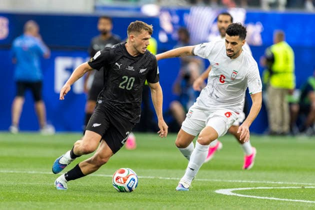 June 15, 2026, Los Angeles, California, USA: New Zealand Callum McCowatt (20) and IR Iran Alireza Jahanbakhsh (7) vie for the ball during the FIFA World Cup, WM, Weltmeisterschaft, Fussball Group G soccer match at SoFi Stadium in Inglewood, Calif., Monday, June 15, 2026. Los Angeles USA - ZUMAc68_ 20000101_zaf_c68_092 Copyright: xRingoxChiux