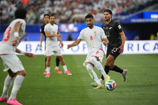 Iran v New Zealand - FIFA World Cup, WM, Weltmeisterschaft, Fussball 2026 - Group G SANTA CLARA, UNITED STATES - JUNE 15: Liberato Cacace (13) of New Zealand in action against Mohammad Mohebi of IR Iran during the 2026 FIFA World Cup First Stage Group G match between IR Iran and New Zealand at the Los Angeles Stadium (SoFi Stadium) in Inglewood, California, United States on June 15, 2026. Tayfun Coskun Anadolu California United States. Editorial use only. Please get in touch for any other usage.  Copyright: x2026xAnadoluxTayfunxCoskunx