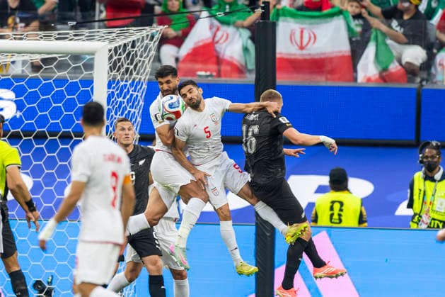 June 15, 2026, Los Angeles, California, USA: New Zealand Finn Surman (16) and IR Iran Milad Mohammadi (5) vie for the ball during the FIFA World Cup, WM, Weltmeisterschaft, Fussball Group G soccer match at SoFi Stadium in Inglewood, Calif., Monday, June 15, 2026. World Cup 2026: IR Iran Vs New Zealand  - ZUMAc68_ 20000101_zaf_c68_095 Copyright: xRingoxChiux