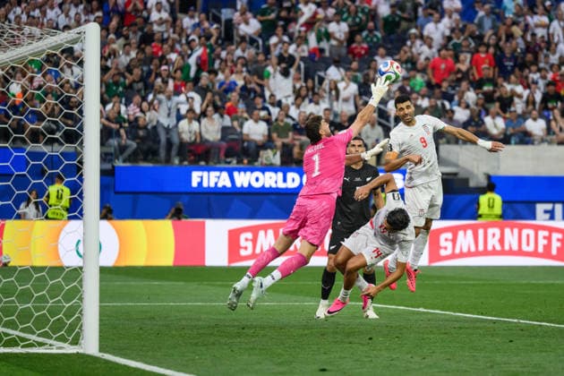 260615 goalkeeper Max Crocombe and Michael Boxall of New Zealand agaoinst Saman Ghoddos and Mehdi Taremi of Iran during the FIFA World Cup, WM, Weltmeisterschaft, Fussball 2026 football match between Iran and New Zealand on June 15, 2026 in Los Angeles. Photo: Joel Marklund BILDBYRAN kod JM JM0824 bbeng fotboll football soccer fotball vm fotbolls-vm fotball-vm fotbolls-vm 2026 fifa world cup 2026 iran nya zeeland new zealand