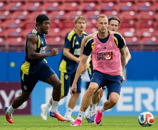260615 Anthony Elanga and Gustaf Nilsson of the Swedish national football team at a training session during day 5 of the FIFA World Cup, WM, Weltmeisterschaft, Fussball 2026 on June 15, 2026 in Dallas. Photo: Petter Arvidson BILDBYRAN kod PA PA1235 fotboll football soccer fotball vm fotbolls-vm fotball-vm fotbolls-vm 2026 fifa world cup 2026 träning practice training sverige sweden sverige a bbeng