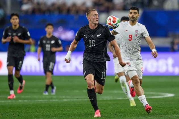 260615 Finn Surman of New Zealand and Mehdi Taremi of Iran during the FIFA World Cup, WM, Weltmeisterschaft, Fussball 2026 football match between Iran and New Zealand on June 15, 2026 in Los Angeles. Photo: Joel Marklund BILDBYRAN kod JM JM0824 bbeng fotboll football soccer fotball vm fotbolls-vm fotball-vm fotbolls-vm 2026 fifa world cup 2026 iran nya zeeland new zealand