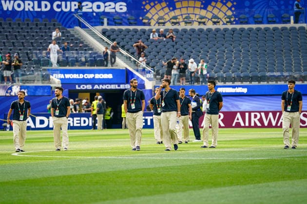 USA: Fußball FIFA World Cup, WM, Weltmeisterschaft, Fussball 2026 Gruppenphase Gruppe G Iran vs Neuseeland SoFi Stadium (Inglewood, Los Angeles County, Kalifornien): Fans und Mitglieder der iranischen Diaspora zeigen bei der Platzbegehung vor dem Gruppenspiel der FIFA-Fußball-Weltmeisterschaft 2026 zwischen dem Iran und Neuseeland im SoFi Stadium historische iranische Fahnen mit dem Löwen-und-Sonne-Symbol.