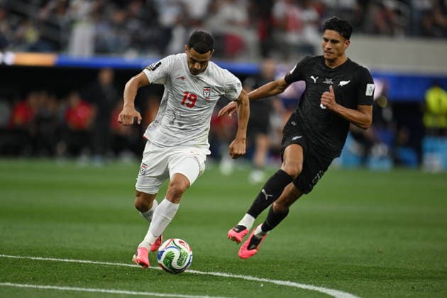 Iran v New Zealand - FIFA World Cup, WM, Weltmeisterschaft, Fussball 2026 - Group G SANTA CLARA, UNITED STATES - JUNE 15: Ali Nemati (19) of IR Iran in action against Marko Stamenic of New Zealand during the 2026 FIFA World Cup First Stage Group G match between IR Iran and New Zealand at the Los Angeles Stadium (SoFi Stadium) in Inglewood, California, United States on June 15, 2026. Tayfun Coskun Anadolu California United States. Editorial use only. Please get in touch for any other usage.  Copyright: x2026xAnadoluxTayfunxCoskunx