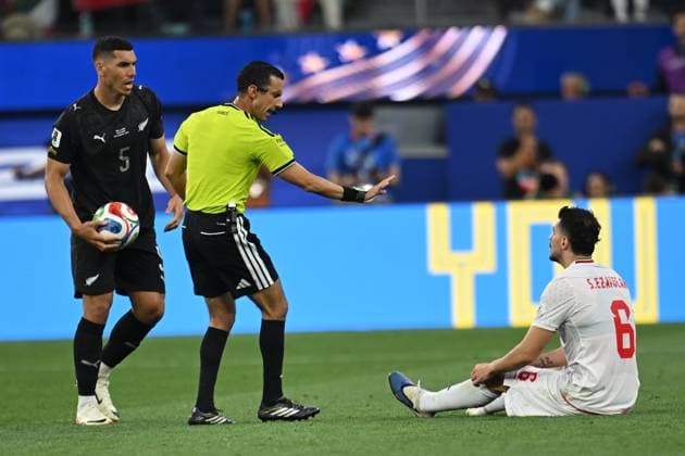 Iran v New Zealand - FIFA World Cup, WM, Weltmeisterschaft, Fussball 2026 - Group G SANTA CLARA, UNITED STATES - JUNE 15: Saeid Ezatolahi of IR Iran argues with Michael Boxall (L) of New Zealand during the 2026 FIFA World Cup First Stage Group G match between IR Iran and New Zealand at the Los Angeles Stadium (SoFi Stadium) in Inglewood, California, United States on June 15, 2026. Tayfun Coskun Anadolu California United States. Editorial use only. Please get in touch for any other usage.  Copyright: x2026xAnadoluxTayfunxCoskunx