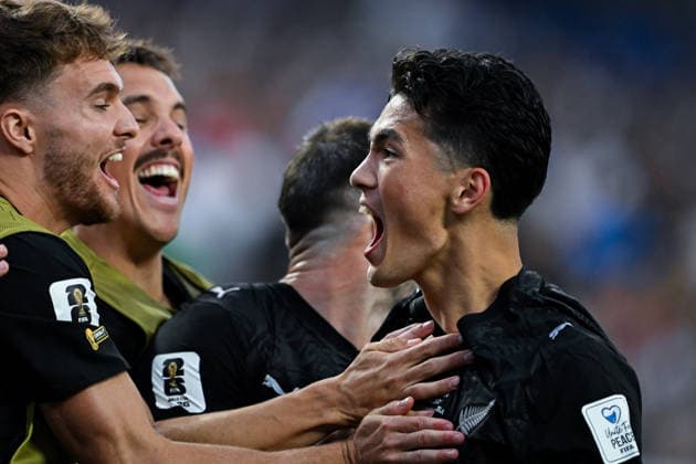 Elijah Just of New Zealand and team mates celebrate after scoring the team s first goal during a FIFA Men’s World Cup 2026 Group Stage football match between Iran and New Zealand at Los Angeles Stadium, in Inglewood on June 15th 2026 (Photo by Nayra Halm SPP)  Copyright: xNayraxHalm SPPx Sportspressphoto_SPR167601