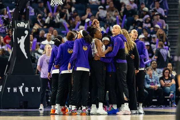 SAN FRANCISCO, CA - JUNE 15: The Los Angeles Sparks huddle before a WNBA, Basketball Damen, USA Commissioner™s Cup game against the Golden State Valkyries on June 15, 2026 at Chase Center in San Francisco, CA. (Photo by Matthew Huang Icon Sportswire) WNBA: JUN 15 Los Angeles Sparks at Golden State Valkyries EDITORIAL USE ONLY Icon260615004