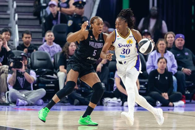 SAN FRANCISCO, CA - JUNE 15: Nneka Ogwumike 30 of the Los Angeles Sparks dribbles against Kayla Thornton 5 of the Golden State Valkyries during a WNBA, Basketball Damen, USA Commissioner™s Cup game on June 15, 2026 at Chase Center in San Francisco, CA. (Photo by Matthew Huang Icon Sportswire) WNBA: JUN 15 Los Angeles Sparks at Golden State Valkyries EDITORIAL USE ONLY Icon260615005