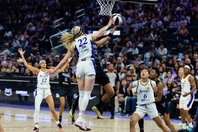 SAN FRANCISCO, CA - JUNE 15: Cameron Brink 22 of the Los Angeles Sparks blocks a shot by Janelle Salaun 13 of the Golden State Valkyries during a WNBA, Basketball Damen, USA Commissioner™s Cup game on June 15, 2026 at Chase Center in San Francisco, CA. (Photo by Matthew Huang Icon Sportswire) WNBA: JUN 15 Los Angeles Sparks at Golden State Valkyries EDITORIAL USE ONLY Icon260615008