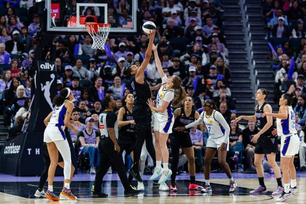 SAN FRANCISCO, CA - JUNE 15: Kiah Stokes 41 of the Golden State Valkyries and Kate Martin 21 of the Los Angeles Sparks jump for a jump ball during a WNBA, Basketball Damen, USA Commissioner™s Cup game on June 15, 2026 at Chase Center in San Francisco, CA. (Photo by Matthew Huang Icon Sportswire) WNBA: JUN 15 Los Angeles Sparks at Golden State Valkyries EDITORIAL USE ONLY Icon260615010