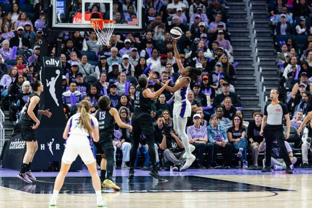 SAN FRANCISCO, CA - JUNE 15: Nneka Ogwumike 30 of the Los Angeles Sparks scores during a WNBA, Basketball Damen, USA Commissioner™s Cup game against the Golden State Valkyries on June 15, 2026 at Chase Center in San Francisco, CA. (Photo by Matthew Huang Icon Sportswire) WNBA: JUN 15 Los Angeles Sparks at Golden State Valkyries EDITORIAL USE ONLY Icon260615011