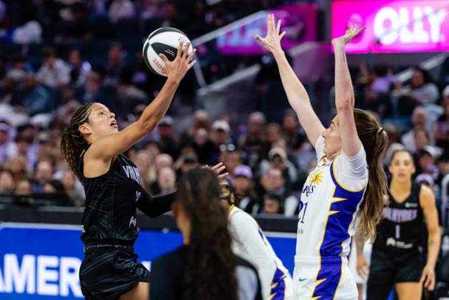 SAN FRANCISCO, CA - JUNE 15: Veronica Burton 22 of the Golden State Valkyries shoots the ball during a WNBA, Basketball Damen, USA Commissioner™s Cup game against the Los Angeles Sparks on June 15, 2026 at Chase Center in San Francisco, CA. (Photo by Matthew Huang Icon Sportswire) WNBA: JUN 15 Los Angeles Sparks at Golden State Valkyries EDITORIAL USE ONLY Icon260615013