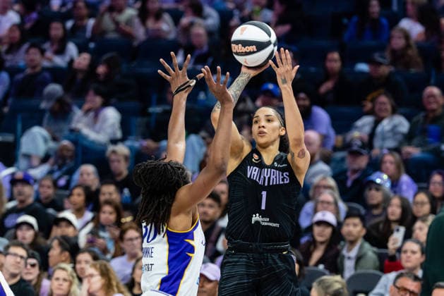 SAN FRANCISCO, CA - JUNE 15: Gabby Williams 1 of the Golden State Valkyries shoots the ball during a WNBA, Basketball Damen, USA Commissioner™s Cup game against the Los Angeles Sparks on June 15, 2026 at Chase Center in San Francisco, CA. (Photo by Matthew Huang Icon Sportswire) WNBA: JUN 15 Los Angeles Sparks at Golden State Valkyries EDITORIAL USE ONLY Icon260615014