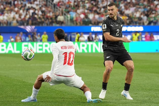 Mehdi Ghayedi (L) of Iran battles for the ball with Tim Payne (R) of New Zealand during a Group G match of the 2026 FIFA World Cup, WM, Weltmeisterschaft, Fussball between Iran and New Zealand at SoFi Stadium in Los Angeles, USA, 15 June 2026. FIFA World Cup 2026 - Group G - Iran - New Zeland !ACHTUNG: NUR REDAKTIONELLE NUTZUNG!  Copyright: xOmarxAlonsox GR2223 20260616-55020607265_1