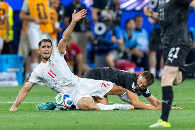 June 15, 2026, Los Angeles, California, USA: IR Iran Ali Alipour (11) collides with New Zealand Ryan Thomas (23) during the FIFA World Cup, WM, Weltmeisterschaft, Fussball Group G soccer match at SoFi Stadium in Inglewood, Calif., Monday, June 15, 2026. World Cup 2026: IR Iran 2:2 New Zealand  - ZUMAc68_ 20000101_zaf_c68_115 Copyright: xRingoxChiux