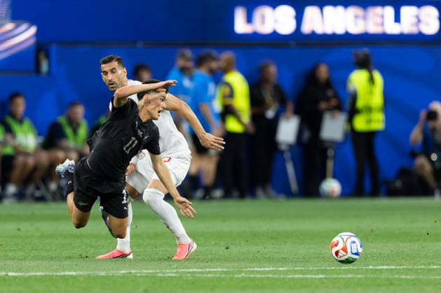 June 15, 2026, Los Angeles, California, USA: New Zealand Elijah Just (11) collides with IR Iran Ehsan Hajsafi (3) during the FIFA World Cup, WM, Weltmeisterschaft, Fussball Group G soccer match at SoFi Stadium in Inglewood, Calif., Monday, June 15, 2026. Los Angeles USA - ZUMAc68_ 20000101_zaf_c68_117 Copyright: xRingoxChiux