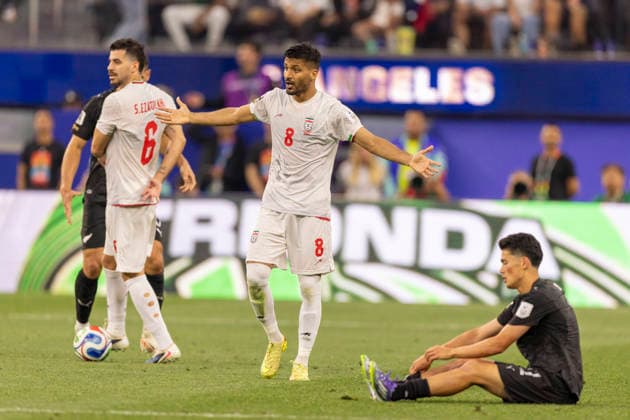 June 15, 2026, Los Angeles, California, USA: IR Iran Mohammad Mohebbi (8) reacts to a call against the New Zealand during the FIFA World Cup, WM, Weltmeisterschaft, Fussball Group G soccer match at SoFi Stadium in Inglewood, Calif., Monday, June 15, 2026. Los Angeles USA - ZUMAc68_ 20000101_zaf_c68_118 Copyright: xRingoxChiux
