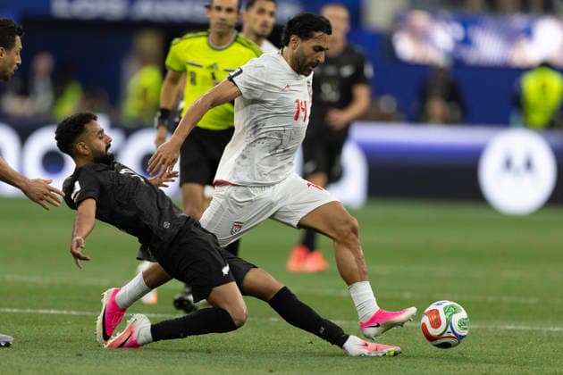 June 15, 2026, Los Angeles, California, USA: New Zealand Sarpreet Singh (10) and IR Iran Saman Ghoddos (14) vie for the ball during the FIFA World Cup, WM, Weltmeisterschaft, Fussball Group G soccer match at SoFi Stadium in Inglewood, Calif., Monday, June 15, 2026. World Cup 2026: IR Iran 2:2 New Zealand  - ZUMAc68_ 20000101_zaf_c68_121 Copyright: xRingoxChiux