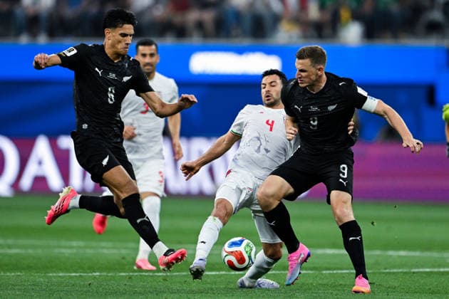 Marko Stamenic of New Zealand (L), Shojae Khalilzadeh of IR Iran (C) Chris Wood of New Zealand (L) fighting for possession during a FIFA Men’s World Cup 2026 Group Stage football match between Iran and New Zealand at Los Angeles Stadium, in Inglewood on June 15th 2026 (Photo by Nayra Halm SPP)  Copyright: xNayraxHalm SPPx Sportspressphoto_SPR167621