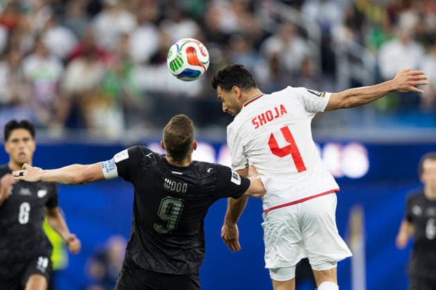 June 15, 2026, Los Angeles, California, USA: IR Iran Shoja Khalilzadeh (4) and New Zealand Chris Wood (9) vie for the ball during the FIFA World Cup, WM, Weltmeisterschaft, Fussball Group G soccer match at SoFi Stadium in Inglewood, Calif., Monday, June 15, 2026. World Cup 2026: IR Iran 2:2 New Zealand  - ZUMAc68_ 20000101_zaf_c68_122 Copyright: xRingoxChiux
