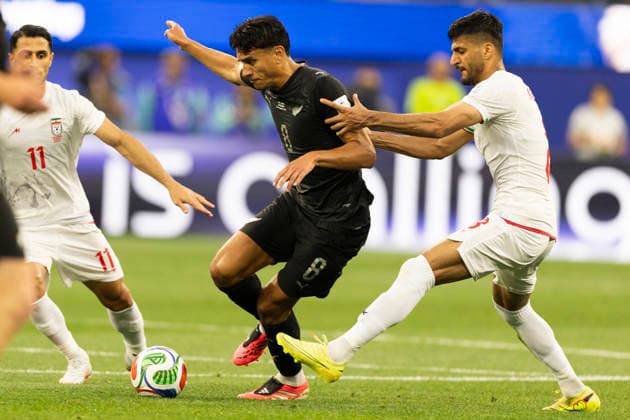 June 15, 2026, Los Angeles, California, USA: New Zealand Marko Stamenic (8) and IR Iran Mohammad Mohebbi (8) vie for the ball during the FIFA World Cup, WM, Weltmeisterschaft, Fussball Group G soccer match at SoFi Stadium in Inglewood, Calif., Monday, June 15, 2026. Los Angeles USA - ZUMAc68_ 20000101_zaf_c68_134 Copyright: xRingoxChiux