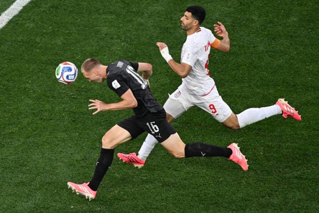 Finn Surman of New Zealand and Mehdi Taremi (captain) of IR Iran, New Zealand All Whites v IR Iran, Group G football match of the FIFA World Cup, WM, Weltmeisterschaft, Fussball 2026 at Los Angeles Stadium, Los Angeles, USA on Monday 15 June 2026. Photo: Andrew Cornaga Los Angeles New Zealand Copyright: xAndrewxCornaga x