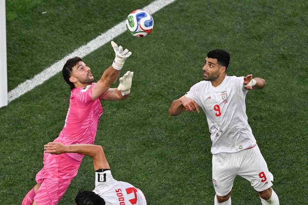 Goalkeeper Max Crocombe of New Zealand defends against Mehdi Taremi (captain) of IR Iran, New Zealand All Whites v IR Iran, Group G football match of the FIFA World Cup, WM, Weltmeisterschaft, Fussball 2026 at Los Angeles Stadium, Los Angeles, USA on Monday 15 June 2026. Photo: Andrew Cornaga Los Angeles New Zealand Copyright: xAndrewxCornaga x