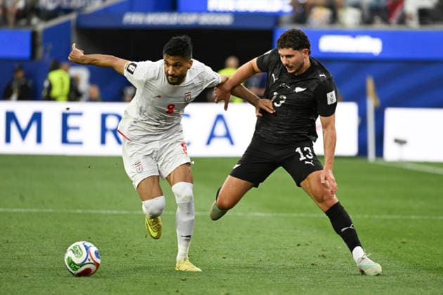 June 15, 2026: Iran forward Mohammad Mohebi (8) and New Zealand defender Liberato Cacace (13) fight for the ball in their 2026 FIFA World Cup, WM, Weltmeisterschaft, Fussball match in Los Angeles, California. Cal Media Los Angeles USA - ZUMAc04_ 20260615_zma_c04_050 Copyright: xBrentxClarkx